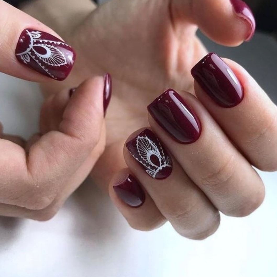 Bordo tonlarda desenli tasarım tırnak
